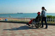 滦南八旬老人推轮椅带老伴游中国(为了方便推轮椅带老伴出门)